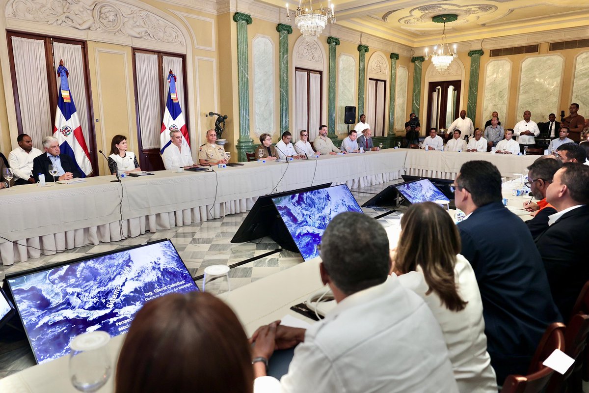 FellitoSubervi's tweet photo. Atentos y en acción ante las lluvias que afectan al país. 

Acompañamos al presidente Luis Abinader en reunión del Centro de Operaciones de Emergencias (COE), dando seguimiento a la situación climática y coordinando respuestas para proteger a nuestra gente. https://t.co/Oon8pMr466
