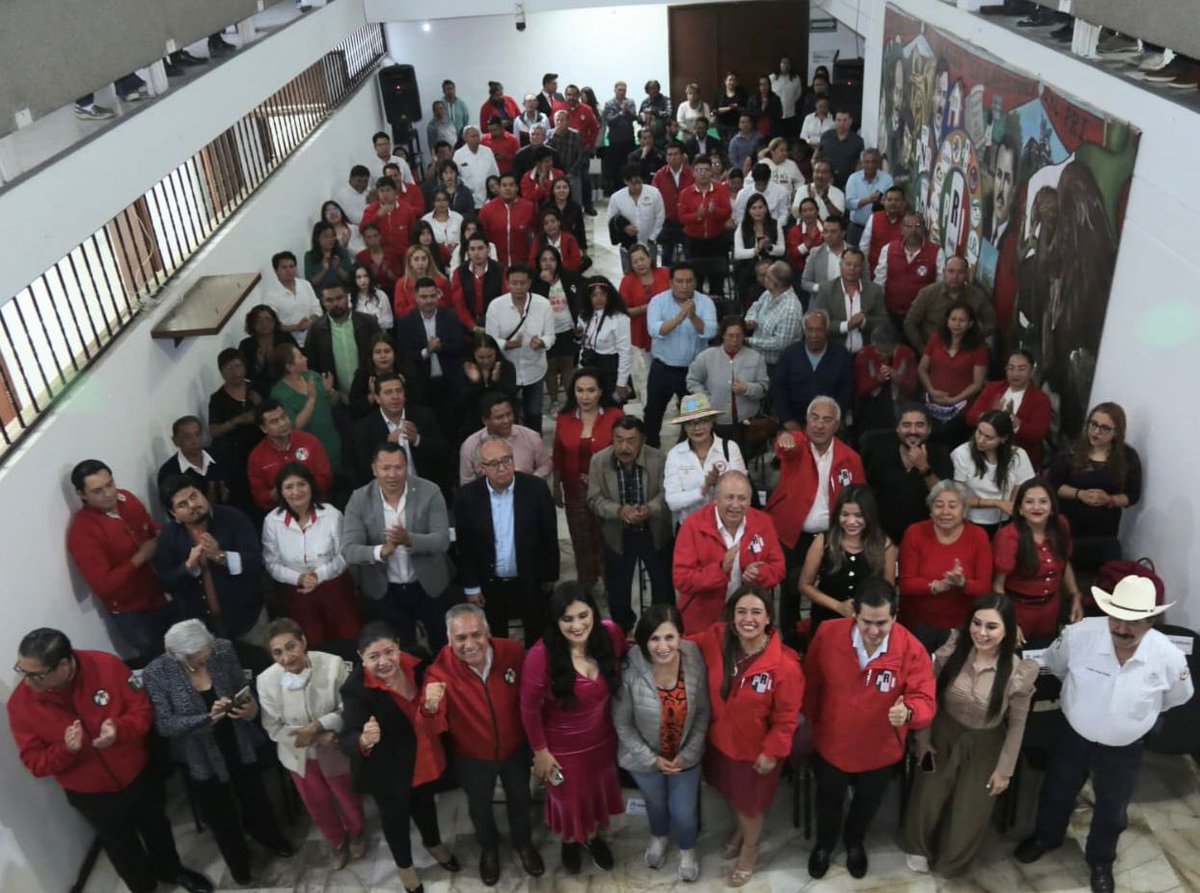 PRIdePUEBLA's tweet photo. ¡Se siente la fuerza del PRI! 💪🏼❤️ 
En Puebla, Rosario Robles, Coordinadora Nacional de la Red Ciudadana para la Defensa de México, y la presidenta Xitlalic Ceja reunieron al priismo para seguir dando batalla con carácter y convicción.
#PRIFirme #PRIFuerte https://t.co/mQUhMlzga6