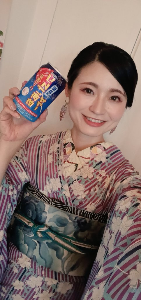 kazuki1006's tweet photo. 絽始めました2026👘7月上旬の気温らしいですよ…_(:3」∠)_酒
桜柄の絽着物🌸
まりえさんと半分こした #LUNCO さん帯、我が家の着物の大半に合うと思う👏
髪飾り #graiiin さん
イヤリング🍇 #conoco さん
山歩きするかも?ということで #ホムシュヘム 装備
日傘、扇子、水分お忘れなく!
#かずきもの https://t.co/g1xfu8BHP9