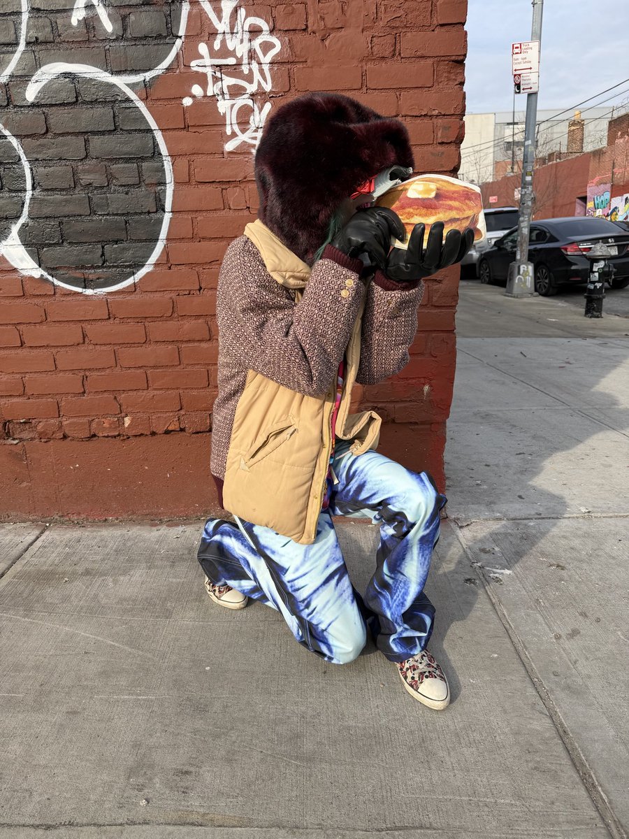 Kelply's tweet photo. My pants are 3D #lovedylanthomas 😏🔥 https://t.co/g625eVQ3sv