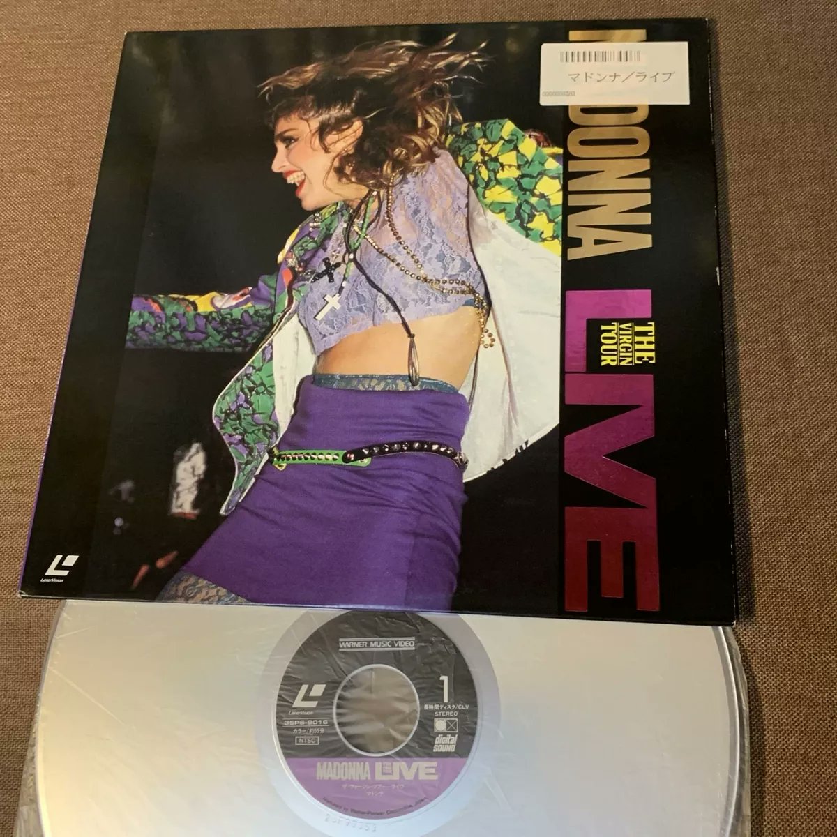 Kabeto_b's tweet image. Abril 10 de 1985, #Madonna inicia su Virgin Tour", en Seattle, Washington. 

"The Beastie Boys" era su agrupación telonera, con 40 fechas en Estados Unidos y una en Canadá. 

La grabación se puso a la venta en VHS y Laserdisc, recibiendo dos discos de platino. #VirginTour 🏟️#Pop