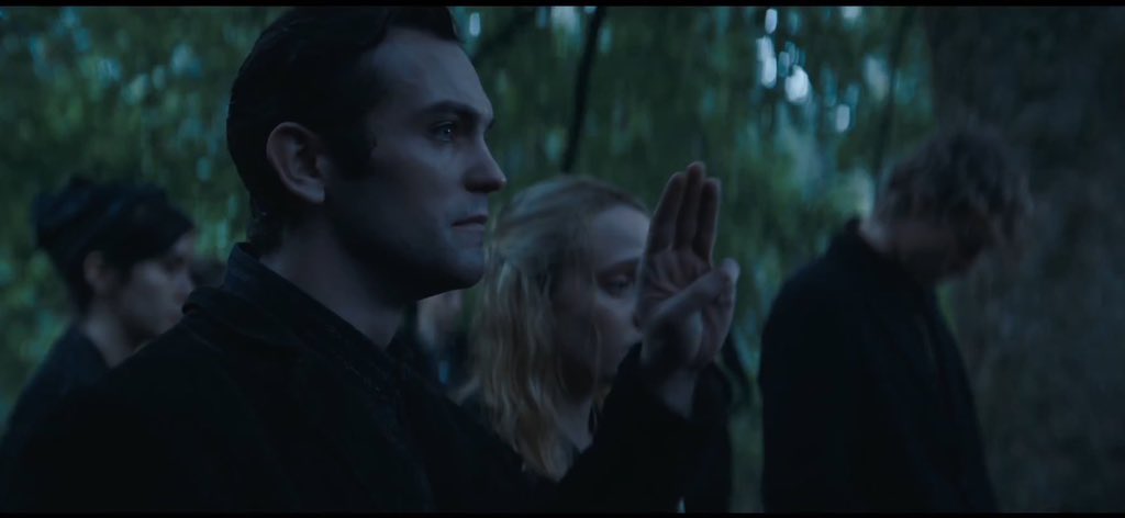 Una película buena no necesita quitarle todo el color a su producción para que se vea “más seria” es un recurso flojo que resta todo el impacto que pueden generar los colores en las emociones de los espectadores THG vino a salvar el cine