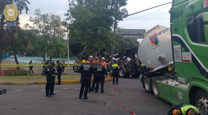 OVIALCDMX's tweet image. #PrecauciónVial | Continúa corte a la circulación sobre Sur 122 a la altura de Av. Observatorio, personal de #Tránsito de la #SSC en conjunto con @Bomberos_CDMX, continúan con maniobras en Av. de las Torres y Sur 122, para el retiro de pipa, luego de percance. #AlternativaVial