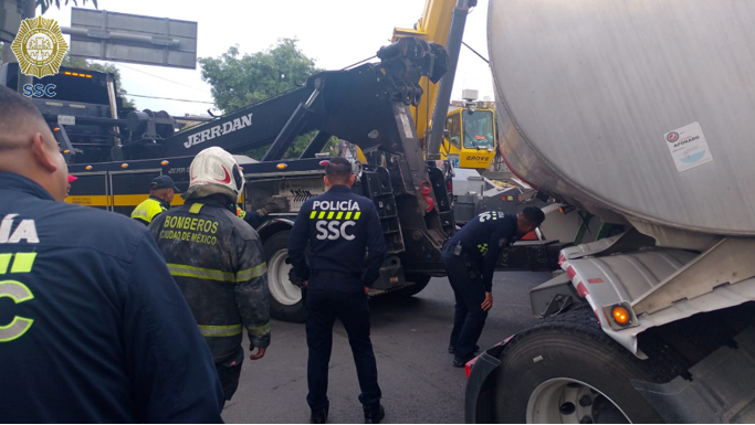 OVIALCDMX's tweet image. #PrecauciónVial | Continúa corte a la circulación sobre Sur 122 a la altura de Av. Observatorio, personal de #Tránsito de la #SSC en conjunto con @Bomberos_CDMX, continúan con maniobras en Av. de las Torres y Sur 122, para el retiro de pipa, luego de percance. #AlternativaVial