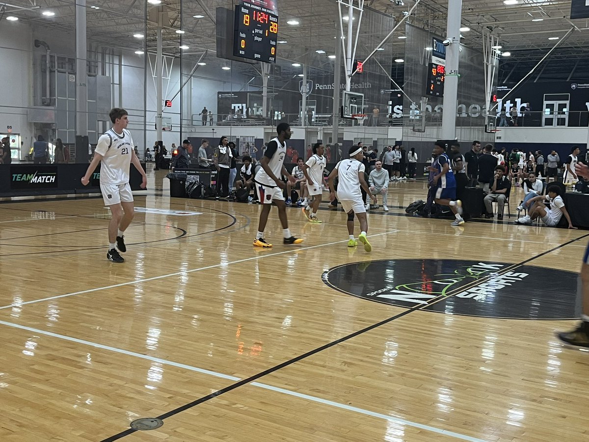 BflinnHoops's tweet photo. Speaking of debuts, 2026 F Larry Brown had wasted little time having an impact on both ends for @SLC_Basketball. Rugged defender who’s showcased his versatility on both ends. https://t.co/yqQ8EXSODz