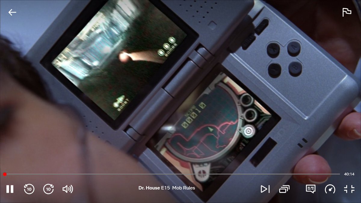 ElPapuSteel's tweet photo. House se ha ido modernizando con las consolas portátiles.

Primero una GBA, luego una DS y finalmente una PSP. https://t.co/Jc9YtCClH5
