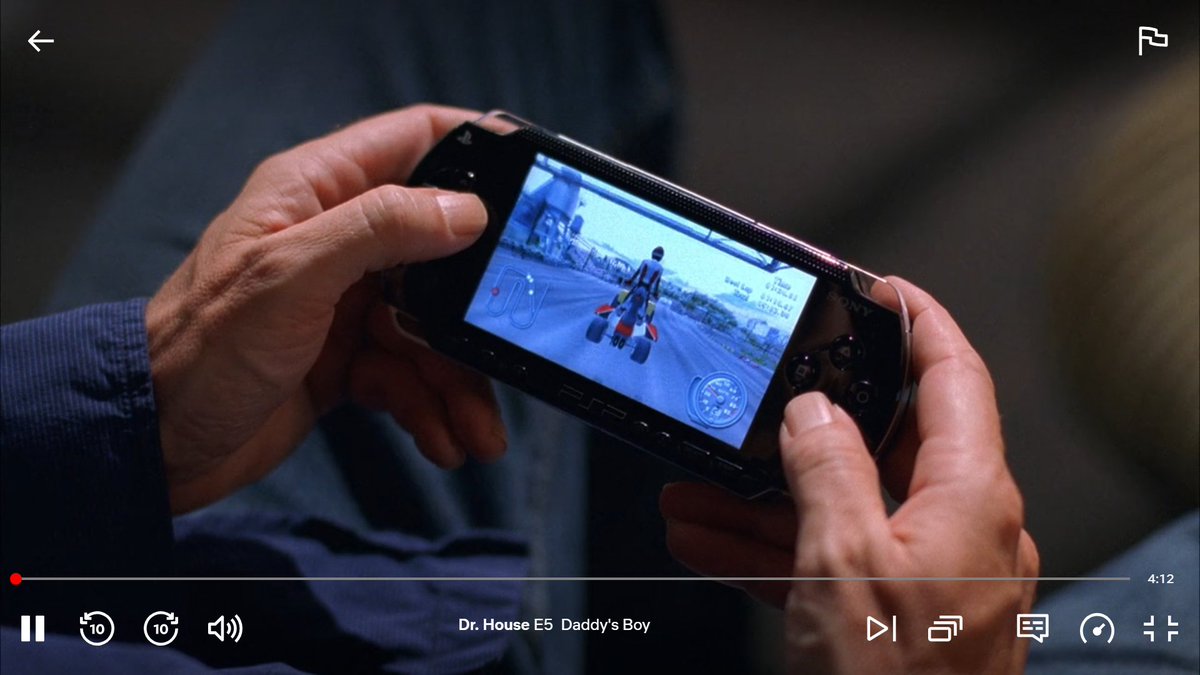 ElPapuSteel's tweet photo. House se ha ido modernizando con las consolas portátiles.

Primero una GBA, luego una DS y finalmente una PSP. https://t.co/Jc9YtCClH5