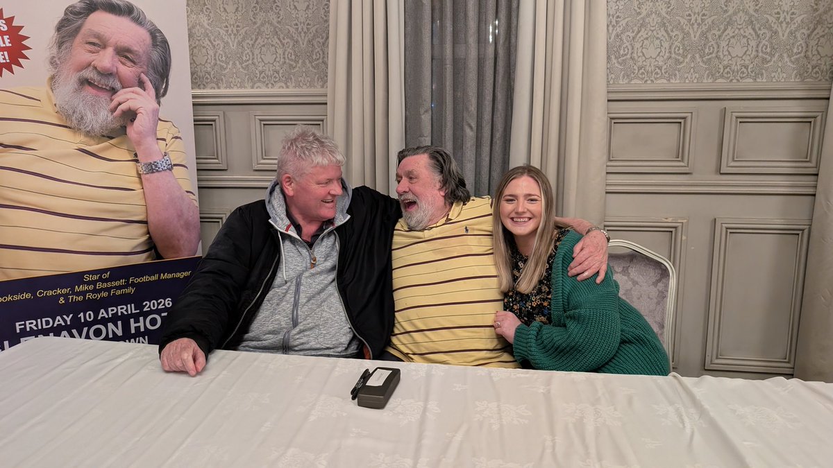 niamh_journo's tweet image. Spending Friday night with my da and Jim Royle! #MyArse #RickyTomlinson #RoyleFamily