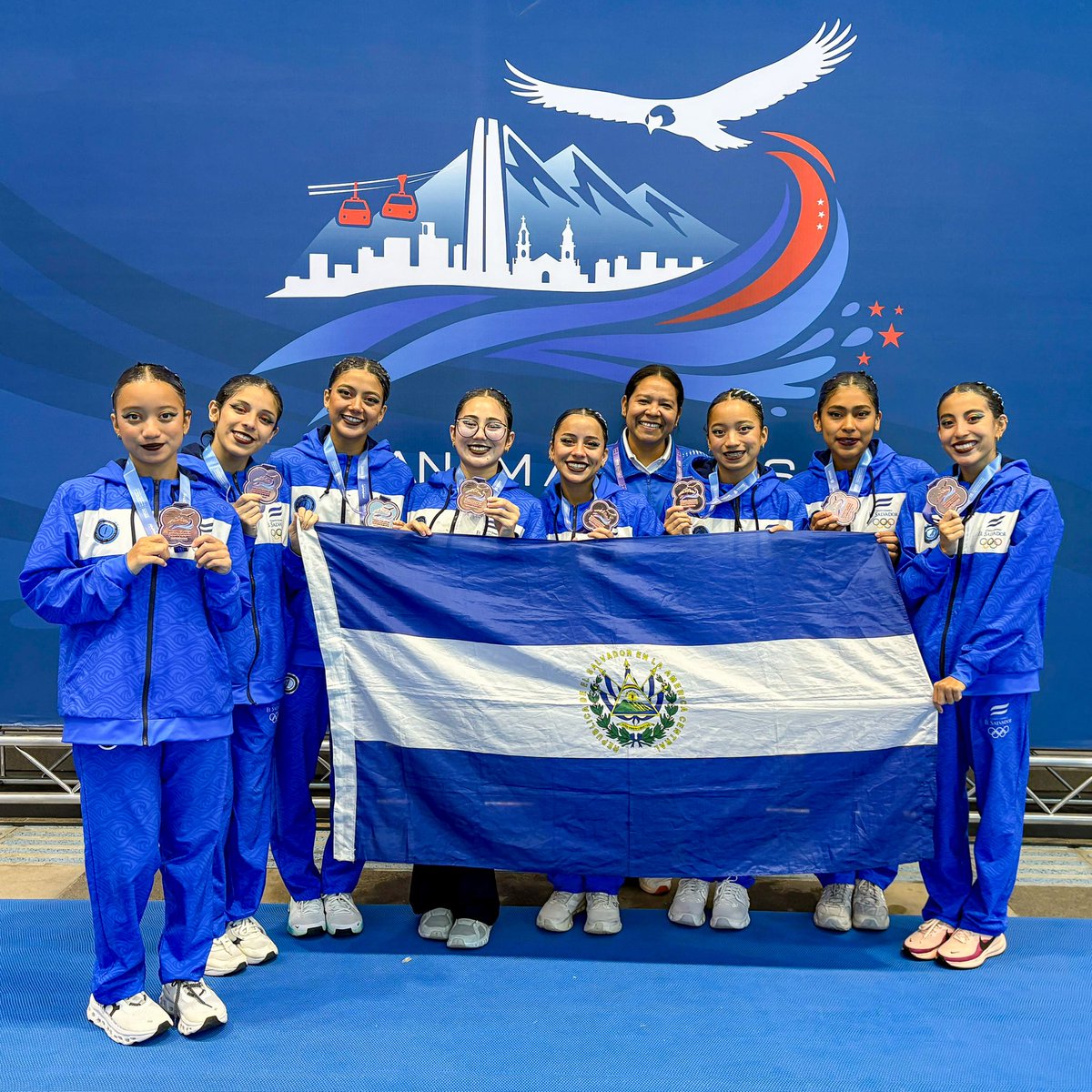 ¡UN BRONCE HISTÓRICO!🤩🥉🏊‍♀️

La selección de natación artística del Team ESA, integrada por Cesia Castaneda, Grecia Mendoza, Daira Sánchez, María José Argueta, Gabriela Mercado, Andrea Mercado, Sara Cruz y Gabriela Morán, posa con histórica medalla de bronce que ganaron hoy en
