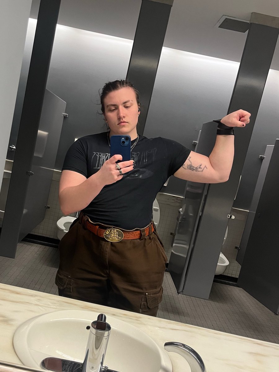 BurnDeeHouse's tweet photo. First time fit check in a minute https://t.co/WeqFmrBV8N