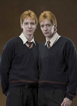 acervogallert's tweet photo. 🚨CURIOSIDADE!

Vocês lembram que o Fred e o Jorge deram boladas de neve na cara do Voldemort? ☃️

​No 1º livro, eles enfeitiçaram bolas de neve para perseguirem e acertarem a nuca do Quirrell.

​Os caras acertaram o Lorde das Trevas o inverno todo sem saber! 🗣️ https://t.co/HtNRmz6VFn