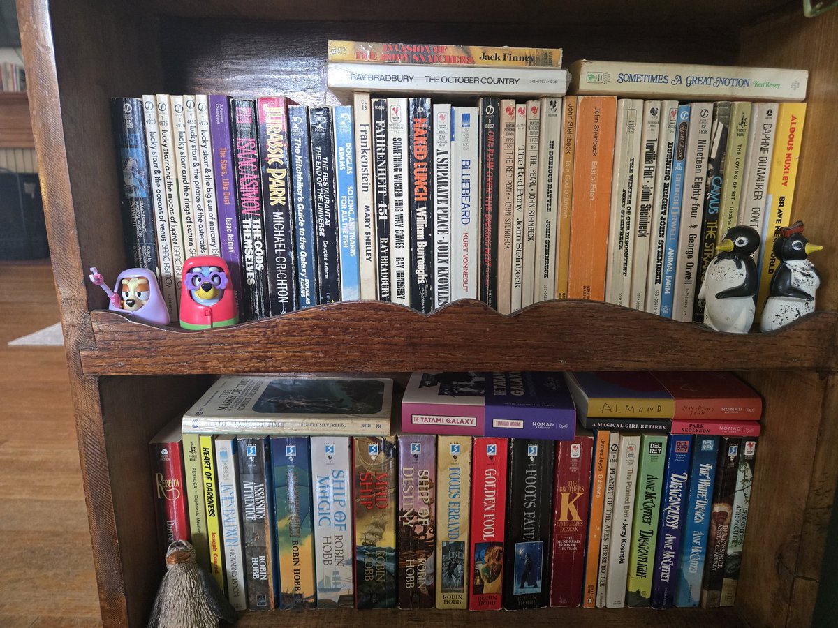 abraham_sapien's tweet photo. @fender_belly Have a full shelf of mass markets. Love all the old covers. https://t.co/nYDG3oTTlN