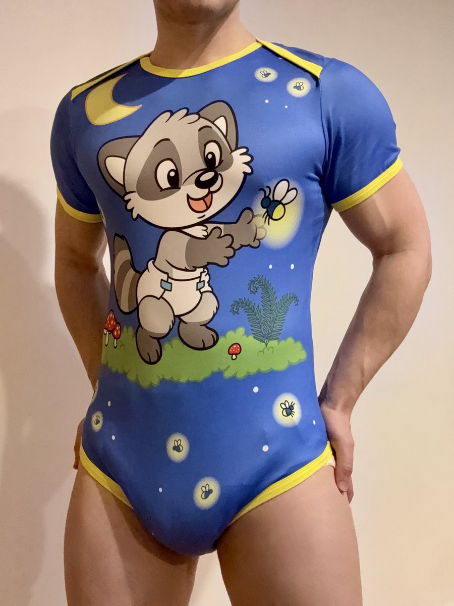 LittleNortwood's tweet image. I’m really happy to introduce the very first Little Northwood onesie!

It will be available very soon, and it’s incredibly soft and comfortable ✨
Perfect to wear with the Lunox diaper and create a matching set 🦝

I can’t wait for you to try it :3

#LittleNorthwood
#ABDL