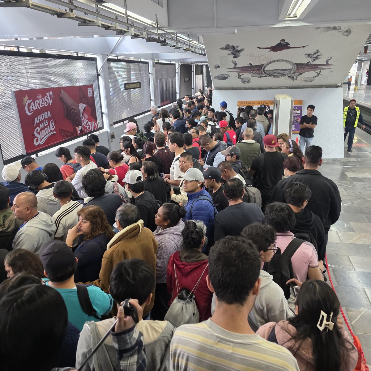 RodrigoVel72829's tweet photo. @MetroCDMX Por la mañana, supuesta revision de trenes, alta afluencia, son las 4:50 pm y la estación CU y el servicio siguen pésimo, no hay control en las entradas y salidas, solo un anden para abordar https://t.co/MWBff4Pdnw