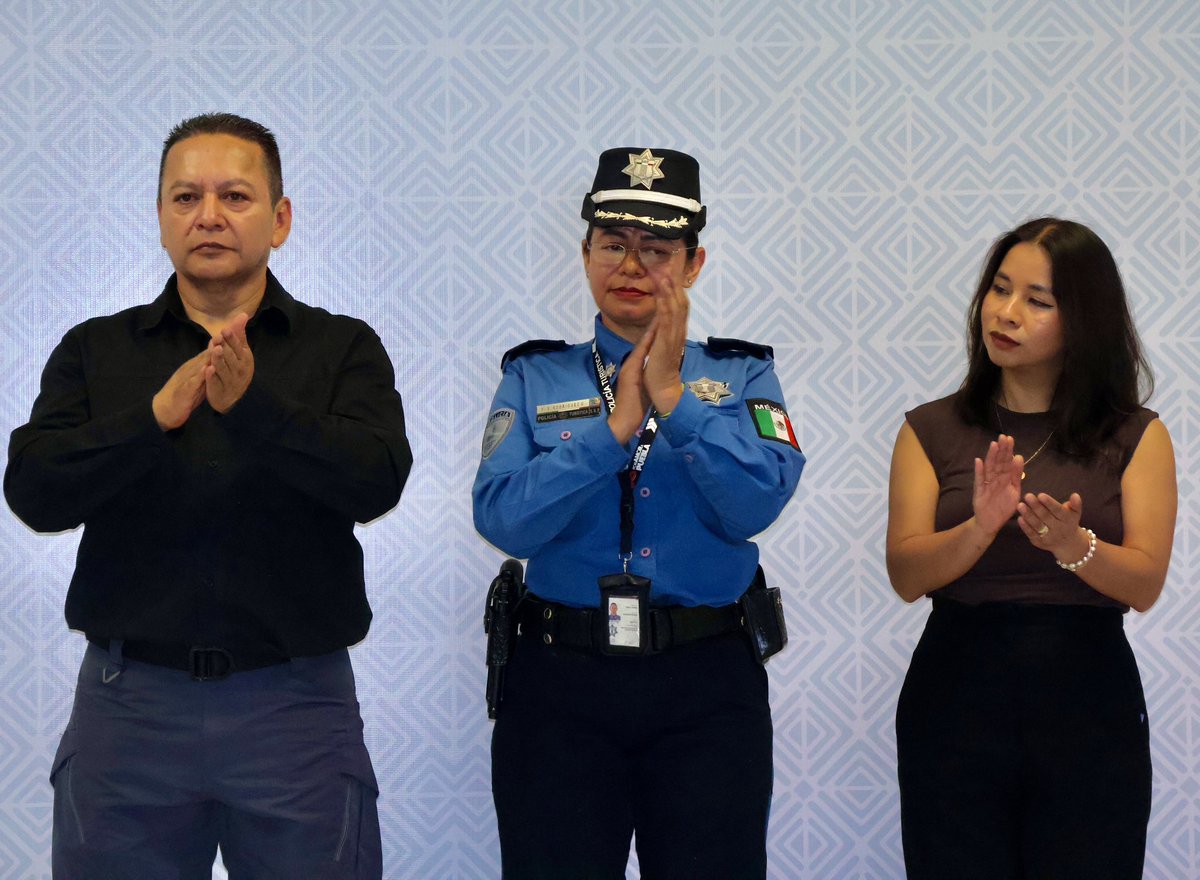 SSPPCSnAndresCH's tweet photo. 👮🏻👮🏻♀️ Durante una semana, integrantes de la #SSPPC cursaron y concluyeron satisfactoriamente la capacitación “Policía de Proximidad Turística”, impartida por la Policía Estatal Turística de la @SSPGobPue.🏛️📘
🧵 1/2 https://t.co/9SYolrLeBN