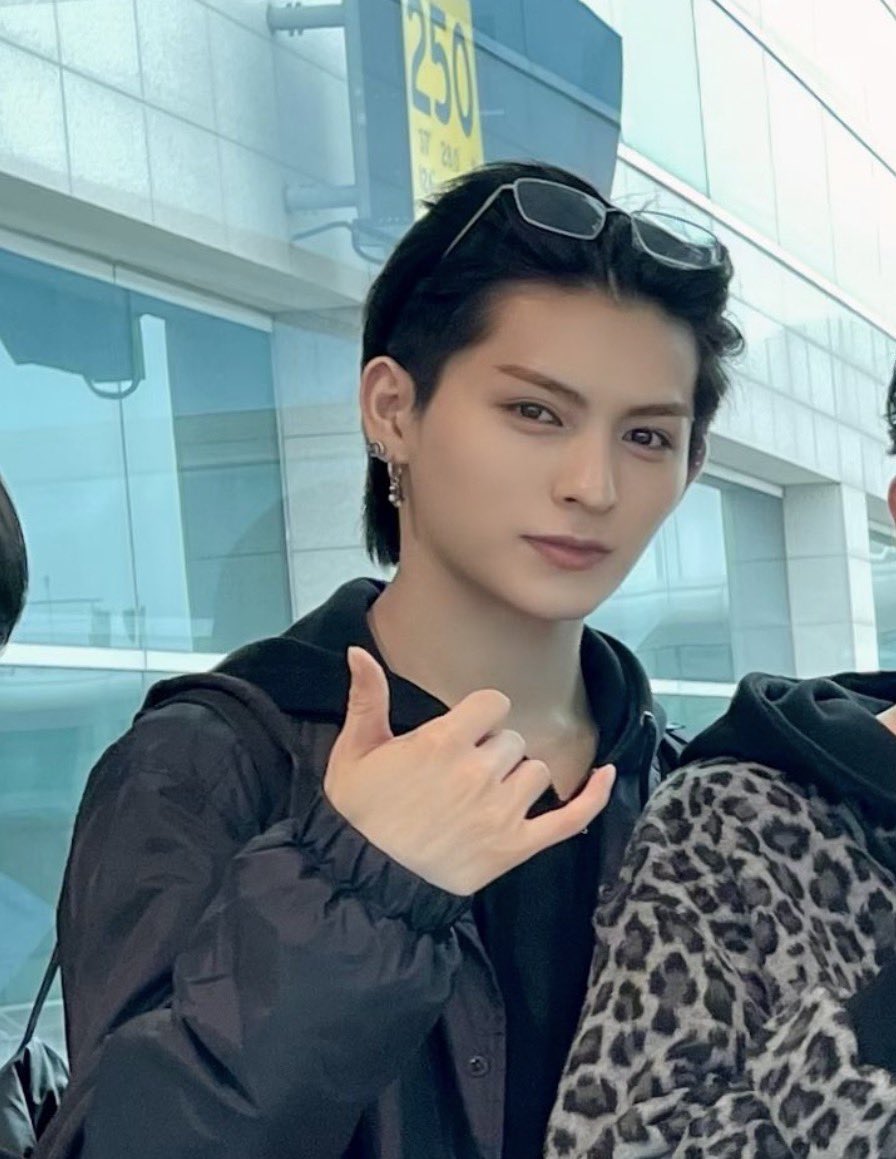 ㅈ닌짜 너는 진짜 이거다 어케 이렇게 생겻지...
얼굴이 넘 좋아...