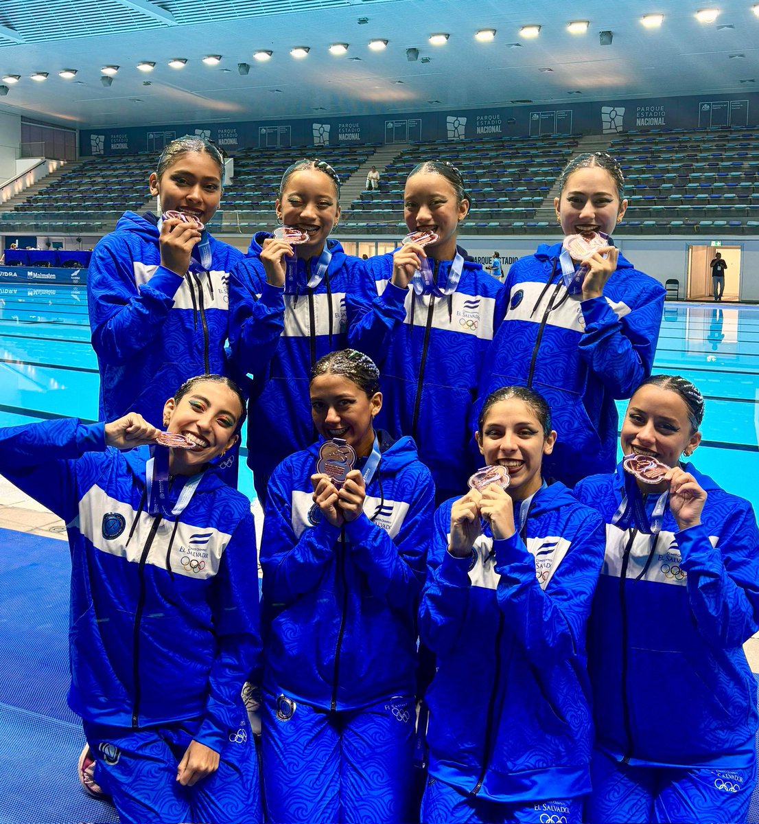 indeselsalvador's tweet image. #Natación | La selección salvadoreña de natación artística posó orgullosa con su primera medalla en los PanAm Aquatics Artistic Swimming Championships Santiago 2026 y clasificatorio rumbo a los Juegos Centroamericanos y del Caribe Santo Domingo 2026.

El Salvador ganó bronce en