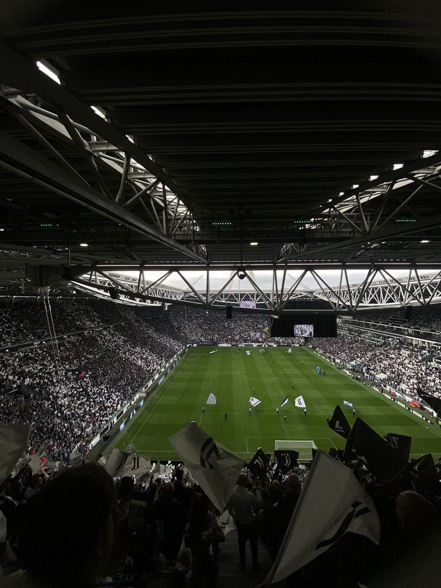 7uti_'s tweet photo. الأليانز ستاديوم بدون مبالغه من اجمل ملاعب العالم حرفياً فاااااتن فااااااتن هذا الملعب https://t.co/RbBJLmSMFW