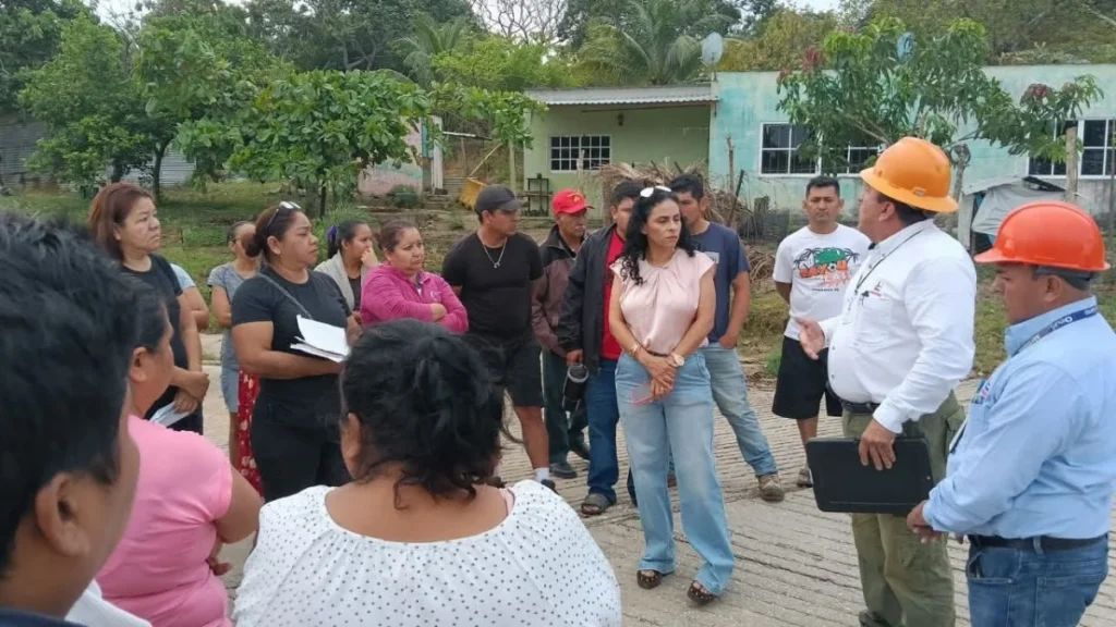 HorizonteDiario's tweet photo. Habitantes de Nuevo Teapa amenazan con bloquear la carretera Coatzacoalcos–Villahermosa 

📌 Lee la nota completa en el primer comentario. ¿Tú que opinas? 

Dale like, comparte y síguenos si te interesa más información como esta.

#HorizonteDigital #Noticias #coatzacoalcos https://t.co/36xX1nFQfF