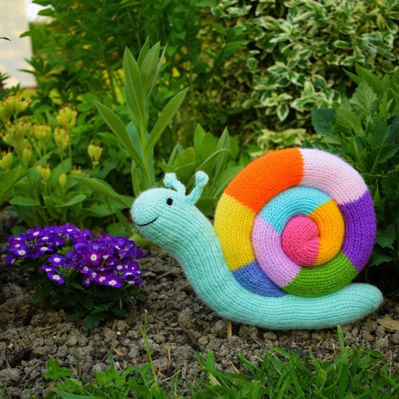 knithacker's tweet image. Shell We Knit? This Rainbow Snail Pattern Is Taking Gardens By Storm: 👉 tidd.ly/4jLTx8n - designed by Trish Roberts aka trishlemoose #knitting #etsy #affiliate #amigurumi 🐌❤️
