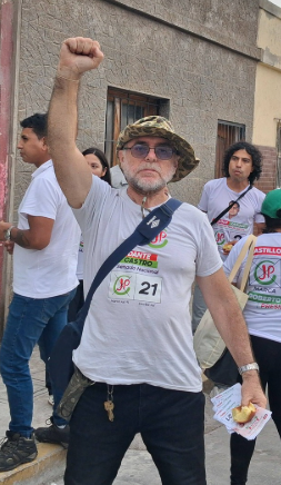 Mataperrea's tweet photo. 🚨#ATENCIÓN | El profesor y candidato de Juntos por el Perú, Dante Castro, sufrió un accidente en plena campaña. Su familia está pidiendo apoyo para cubrir gastos médicos. https://t.co/MVBaIwThY2
