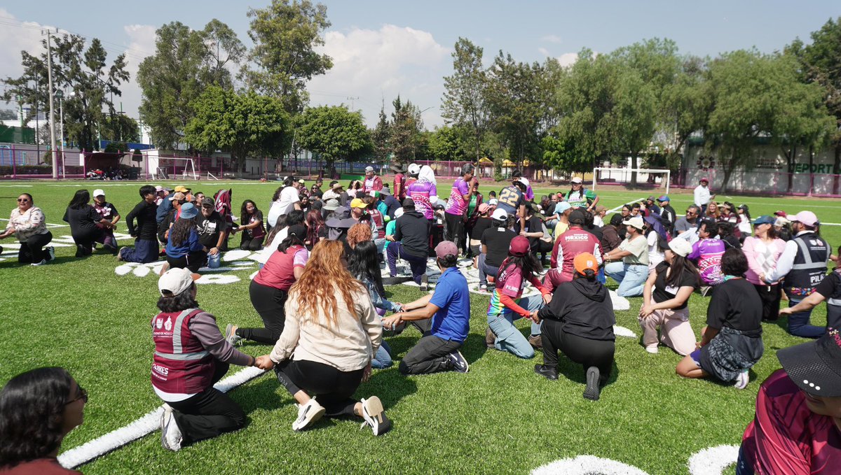 Javier_Hidalgo's tweet photo. El trabajo en equipo une, fortalece y nos recuerda que nadie camina solo

Este viernes el equipo de PILARES participó en el campamento de educadores. Compartiendo, aprendiendo y construyendo juntas y juntos una comunidad que crece en colectivo https://t.co/O2ABIEocwu
