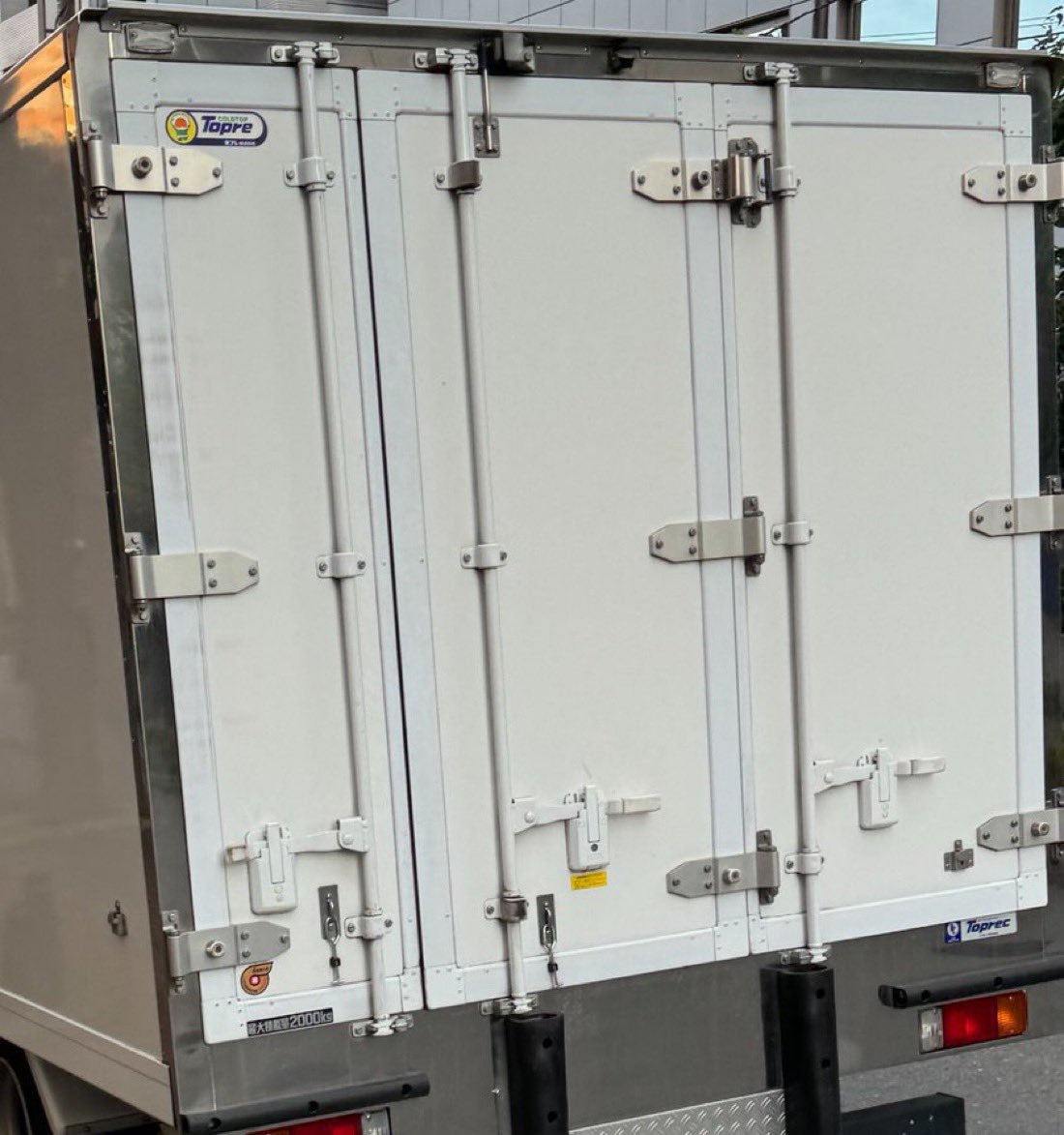 義務教育に含めるべきと思うのですが停車中の無人のトラックがクラクションを鳴らし続けていたら荷台を開けて下さい。トラックの荷台の中に人が閉じ込められて助けを求めているのかも知れません。実は荷台の中には非常ボタンがあって閉じ込められ際にはクラクションを鳴らせるんです。