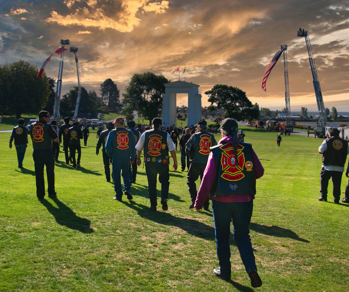 randyaeckert's tweet photo. 2016 - 911 Ride to the Peace Arch.

#redknightsbc2 #redknightsvictoria #redknightsmc #911ride #peacearch https://t.co/xuWtiW34Oc
