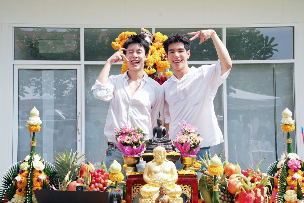 Hello Asian tweet media