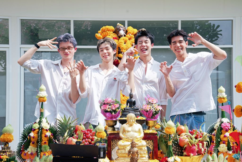 Hello Asian tweet media