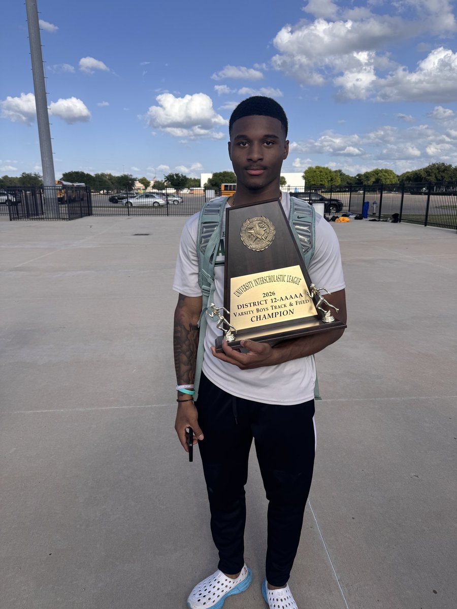 ZionWilliams13_'s tweet image. 10.27 into a -1.2 headwind… still took 1st 🥇
Doubled back and grabbed the 200 too 💨
District champs with my team—mission handled.

Finals pressure, championship results. #NoExcuses #DistrictChamps @AustinGillmore @NSHS_Recruits