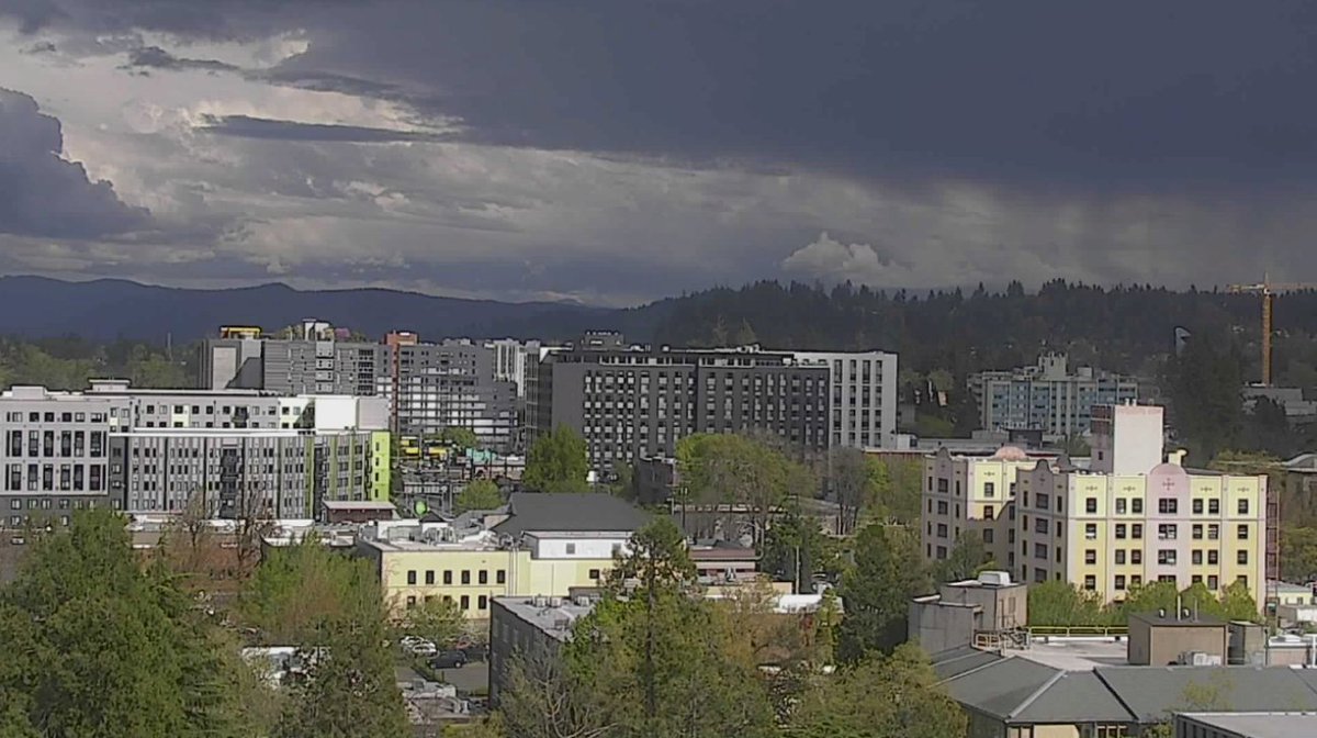 holden_lecroy's tweet image. Stormy skies developing over Eugene Friday afternoon... #Oregon #ORwx #thunderstorm