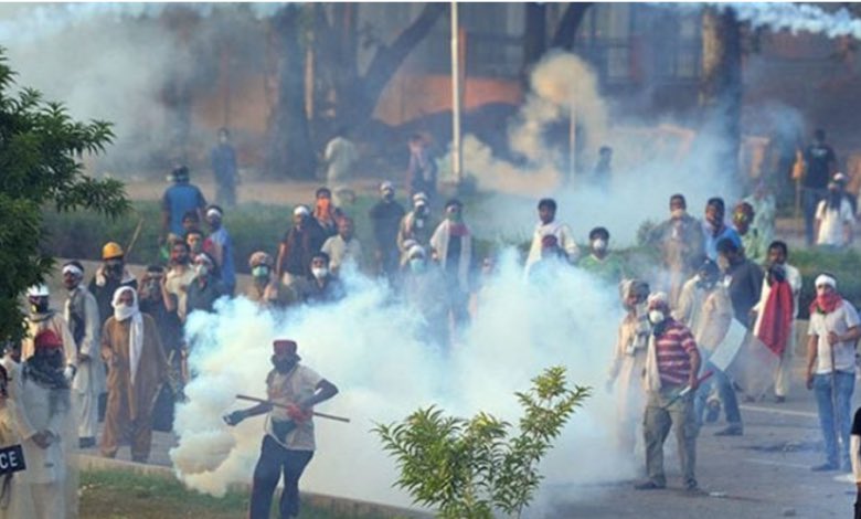 شاید تم اسی امن کی بات کر رہے ہو؟ جہاں اخلاقیات پامال ہوں، معیشت برباد ہو گولی گالی کی سیاست ہو اور پھر چند عناصر خود کو امن کا چیمپئن بنا کر پیش کریں۔ حقیقت یہ ہے کہ ملک کو نقصان پہنچا کر امن کا ڈھونگ رچانا کھلی منافقت اور دھوکہ دہی ہے۔ قوم کو اب ایسے بیانیوں کو مسترد کرنا ہوگا