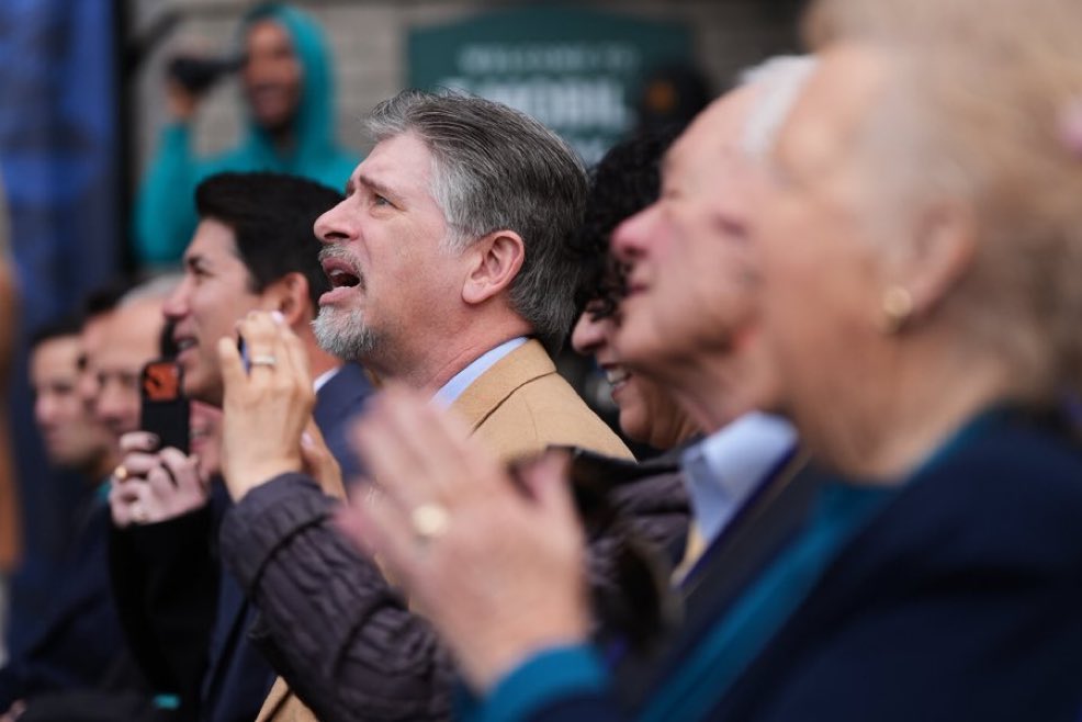 The sculptor of Ichiro’s stature after seeing it was broken
