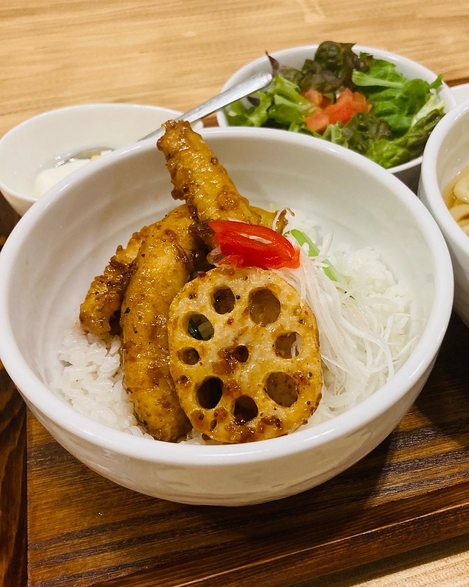 🌥️ 札幌 14℃
穴子丼うどんセット、これは頼んでほしい。
ふっくらやわらかい穴子に甘辛タレ、シャキシャキ蓮根、さらしネギ——
それぞれの食感と旨みがご飯に重なって、気づいたら完食🐟
うどんもついてくる欲張りなセットです。
#穴子丼 #穴子丼うどんセット #うどん土間 #札幌ランチ #札幌グルメ