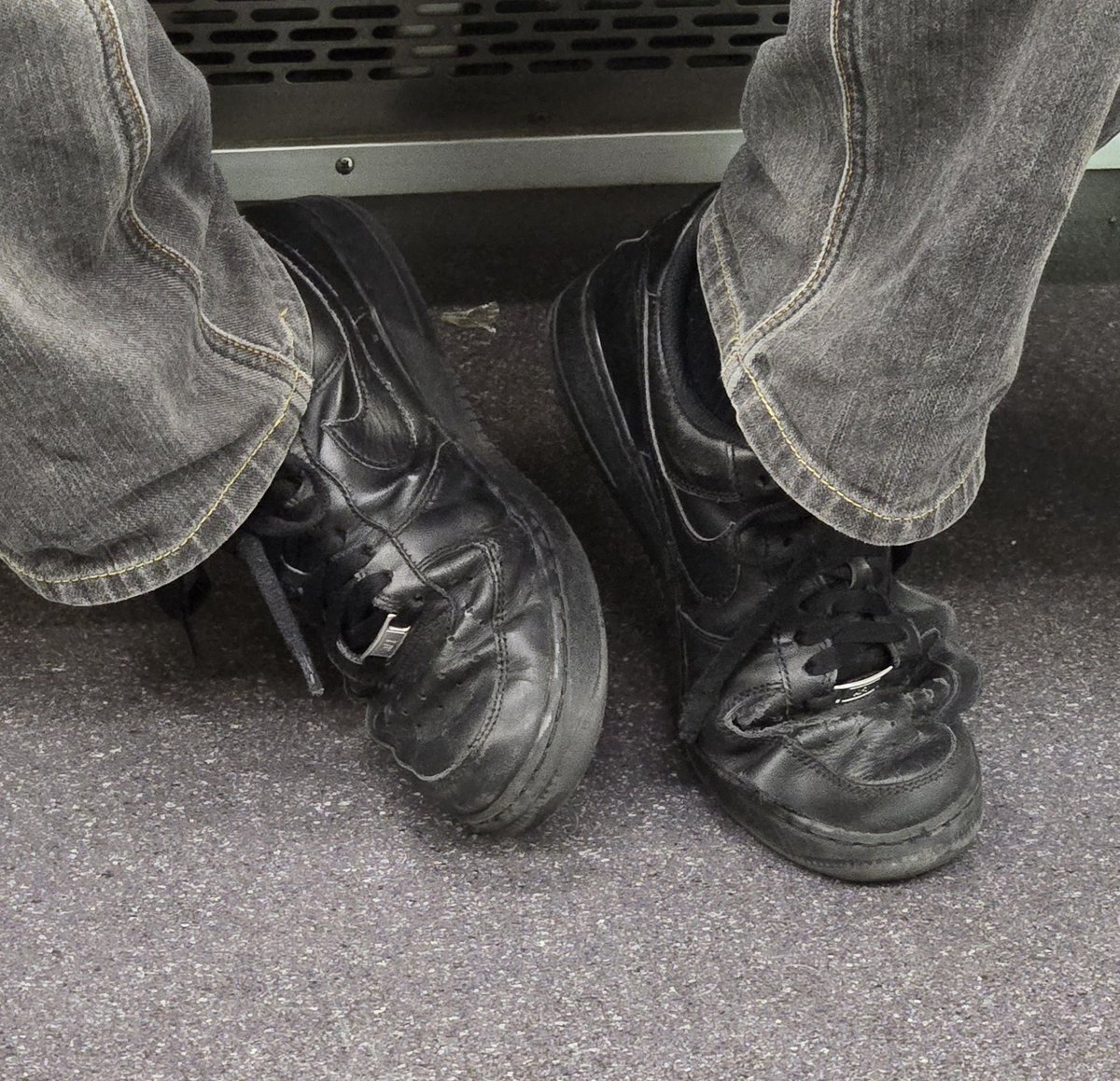 sneaker_sho's tweet photo. 履き込んだAF1黒履いてて、ガン見したー https://t.co/F9paxZ5hFR