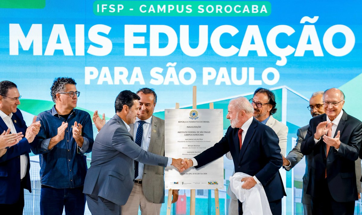LulaOficial's tweet photo. O Instituto Federal de Sorocaba agora tem casa própria!

É com muita alegria que entregamos hoje a sede definitiva para os mais de 1800 estudantes de 13 cursos do instituto. A perspectiva é que 200 novas vagas sejam criadas. São 4,6 mil m² de área construída, com laboratórios de ponta. Investimento de mais de R$ 20 milhões pelo Novo PAC. 

Investir em Institutos Federais é garantir educação profissional e tecnológica gratuita e de qualidade para os jovens de nosso país. Educação não é gasto. É investimento.

📸 @ricardostuckert