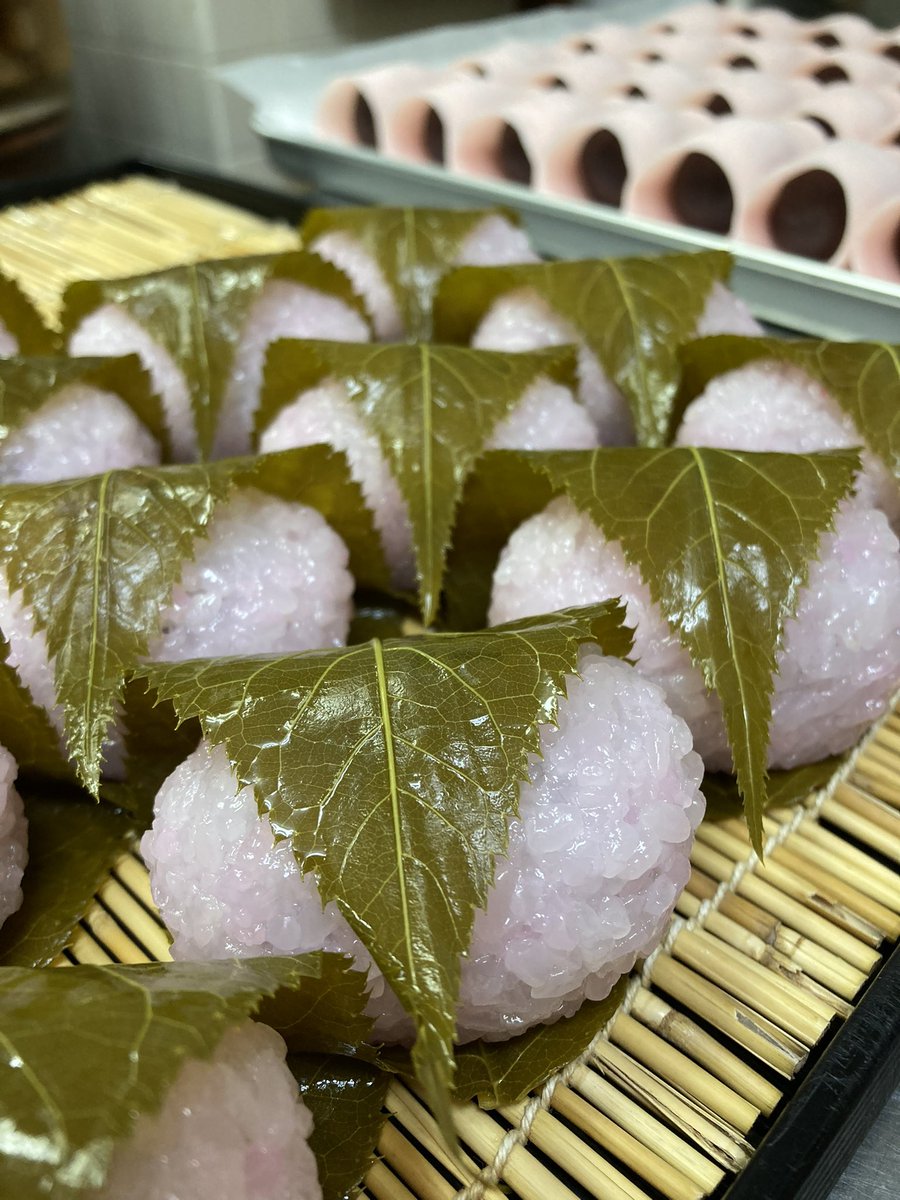 okiya1961's tweet photo. おはようございます☀

今日は暖かく（暑く？！）なりそうですね😊

お菓子の世界も季節の変わり目
【柏餅】が始まり
【道明寺】は明日で終了予定です

春のお菓子と
初夏のお菓子の両方が楽しめる
束の間の贅沢な数日間です

#柏餅
#桜餅　#道明寺 https://t.co/u1snWmos41