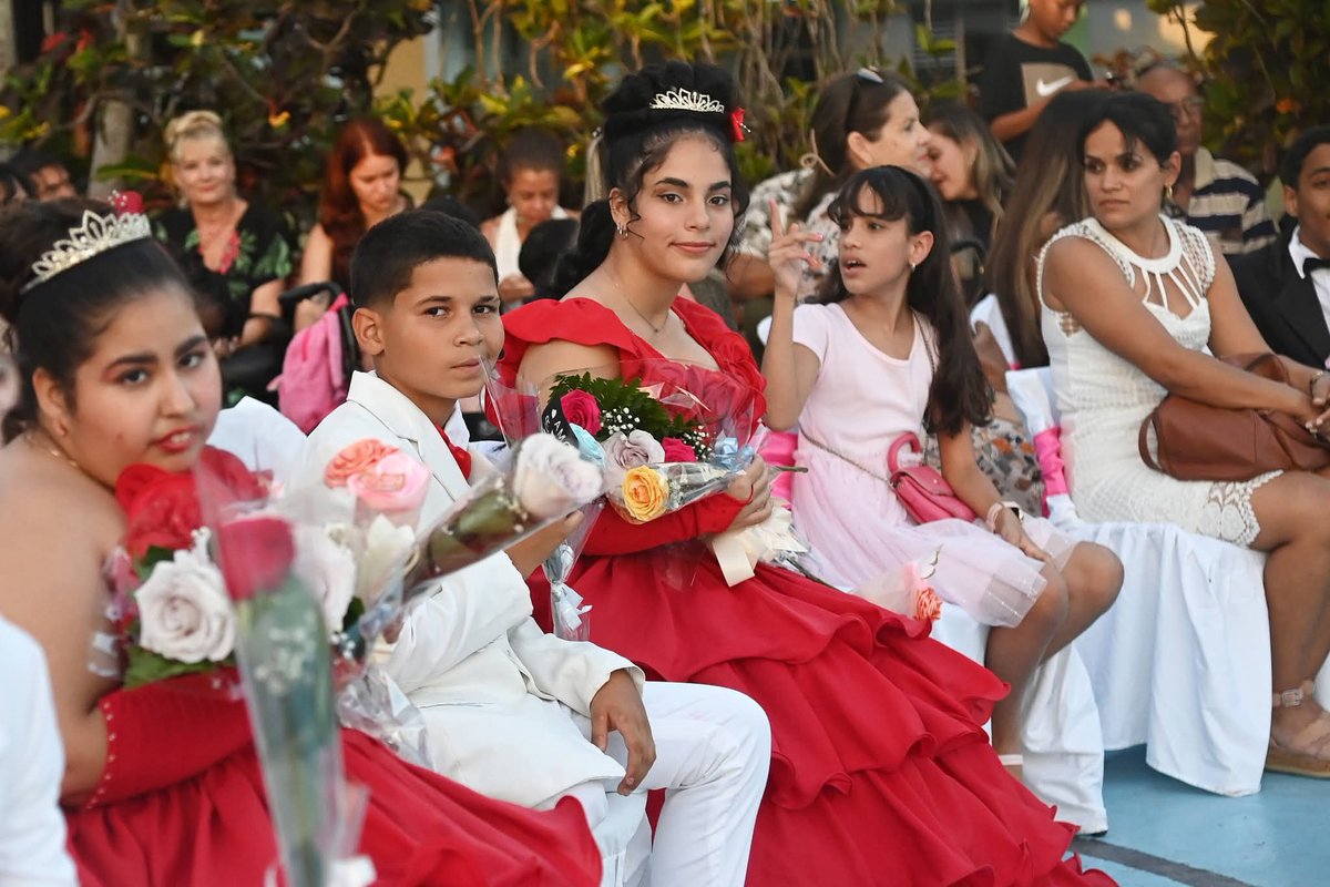 Fiesta de Quince en la Escuela Solidaridad con Panamá. El Presidente Miguel Díaz-Canel estuvo en la fiesta, donde fueron agasajados 19 adolescentes que arribaron o estar por arribar a las quince primaveras, tradición de esta escuela desde 1999.
#CubaVencerá
#CardenasXCuba