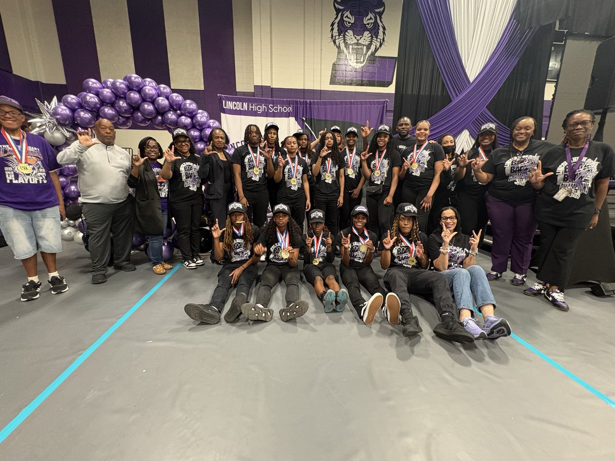 LegendaryLHS's tweet photo. Celebration of State Championship! @LincolnMadison7 @dallasschools https://t.co/ITpt9V3UJQ