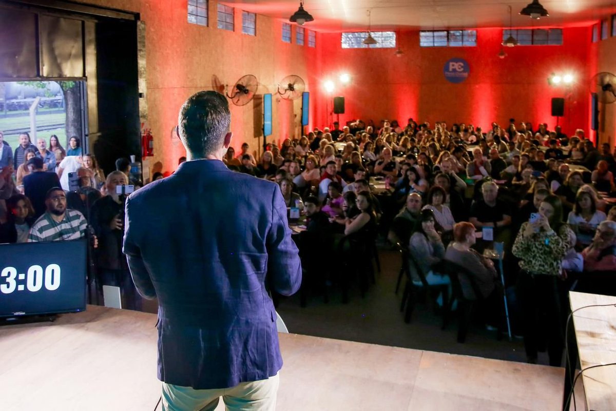 mdarrigo's tweet photo. Autonomía municipal: la ciudad de Pérez también arrancó su camino hacia la carta orgánica

El intendente Pablo Corsalini cerró el primer encuentro de Aulas de Autonomía, un espacio de debate de la futura miniconstitución local. 

Dato político de color: además de Diego Giuliano y Juan Monteverde -al igual que Corsalini, constituyentes en 2025- participaron dos convencionales de Unidos, la socialista Lionella Cattalini y el radical Mauricio Maroevich