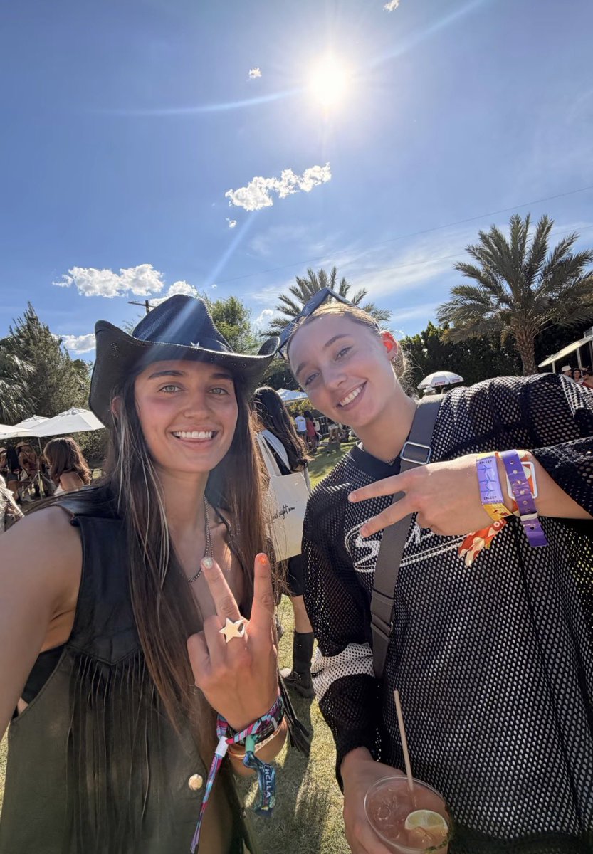 jul1559_'s tweet photo. Paige at coachella! #lookingfine https://t.co/UgmLlwGRn1