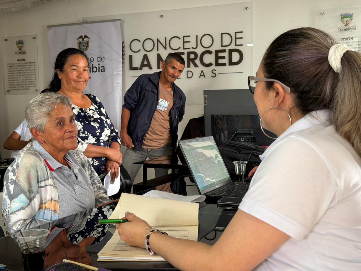 ADR_Colombia's tweet photo. Sembramos oportunidades para las mujeres del Eje Cafetero.

En La Merced, Caldas, realizamos la caracterización de más de 150 mujeres rurales, protagonistas de un proceso que busca fortalecer la caficultura en el territorio y dinamizar la economía campesina desde sus hogares. ☕️ https://t.co/fGjPVnv9TO