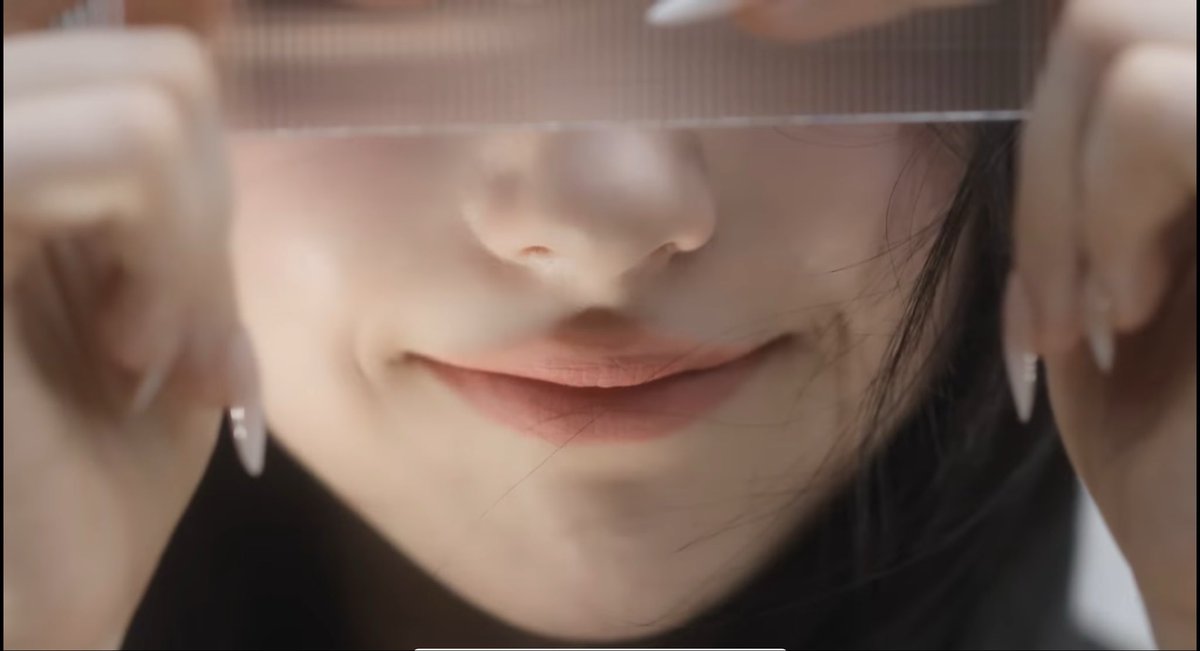 moonlunelle's tweet image. this feels full circle since most of us recognized her by her lips