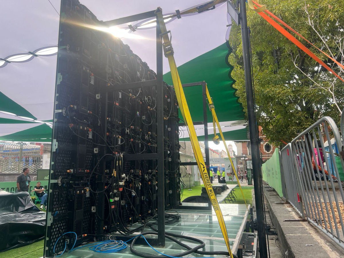 SGyDU_Puebla's tweet photo. 1/2 🧵🏹 Previo a la Inauguración del Mundial de Tiro con Arco, se realiza revisión preventiva:

* 🏕️ Velarías con contrapesos y eslingas en buen estado
* 🖥️ Pantalla principal con sujeción adecuada
* ⚠️ 3 pantallas sin contrapesos

🧰 Se refuerza medidas de seguridad https://t.co/0NkjLkAI95