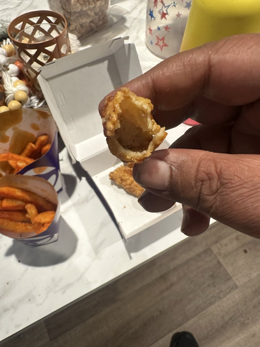 raytay7887's tweet photo. @tacobell  what’s up with this I try the chicken nuggets and it had no chicken in it. Plus they was cold and hard and the fires supposed be large and that’s all the fires I got. I place a mobile order so when I got it, it was seal https://t.co/MILwdB1Dr5
