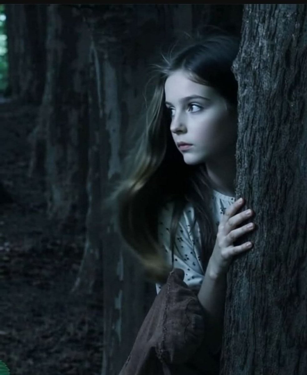 في الليل
لا تنام الأحلام؛
تتكئ متعبةً على حافة القلب،
كغريبٍ أضاع بوصلته،
وفي داخله يقين أن الطريق مازال هناك...
✍🏻