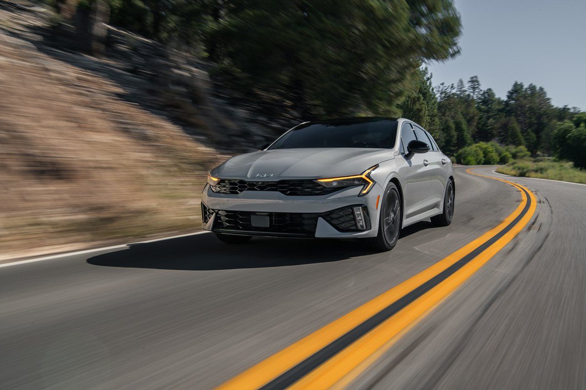 cole_marzen's tweet image. The midsize Kia K5 will officially receive a second restyling in 2027 with K4-inspired design elements and a newly available hybrid powertrain. In addition, the sedan is expected to feature a heavily revamped cabin with Pleos OS and Gleo AI. #Kia #KiaK5 #K5 #HEVs #sedans