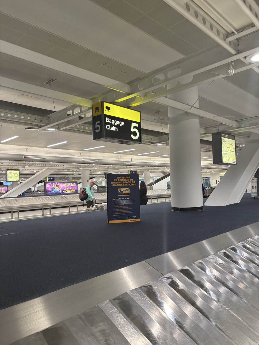 palmys05's tweet photo. @JFKairport hi, just a heads up. There is still a sign up at baggage claim 5 in terminal 4 for metro card https://t.co/HornNQxINN