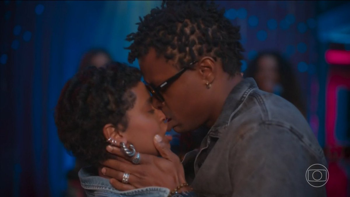 caroline paes. tweet media